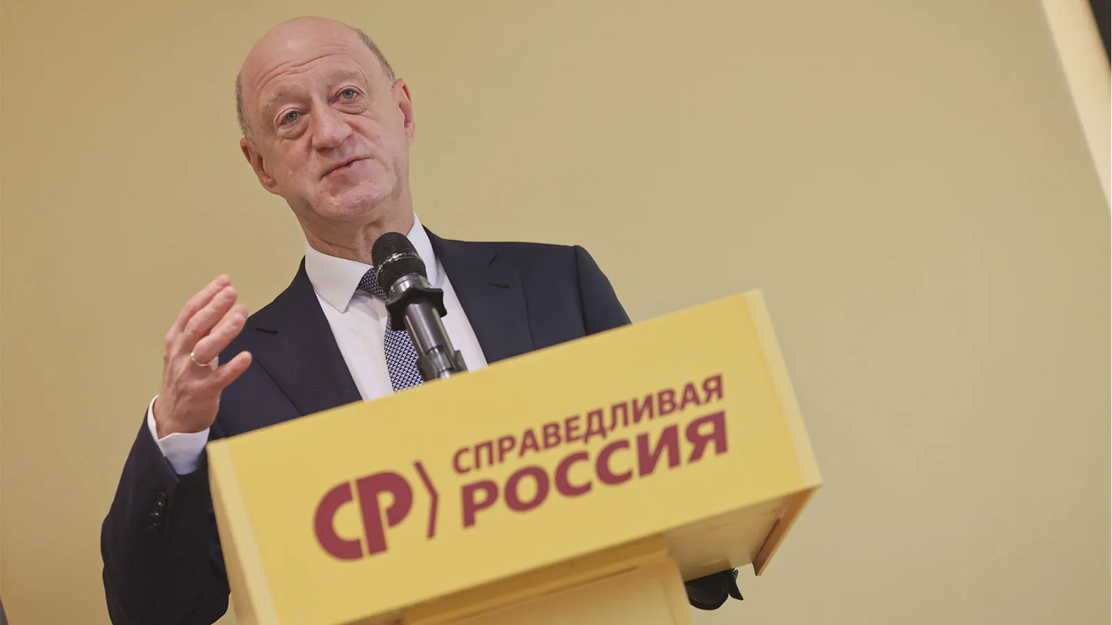 Вице-спикер Госдумы Александр Бабаков может стать новым лидером партии, если Миронов не восстановится после травмы. Обсуждаются варианты руководства и формирования будущей фракции в Государственной Думе.
