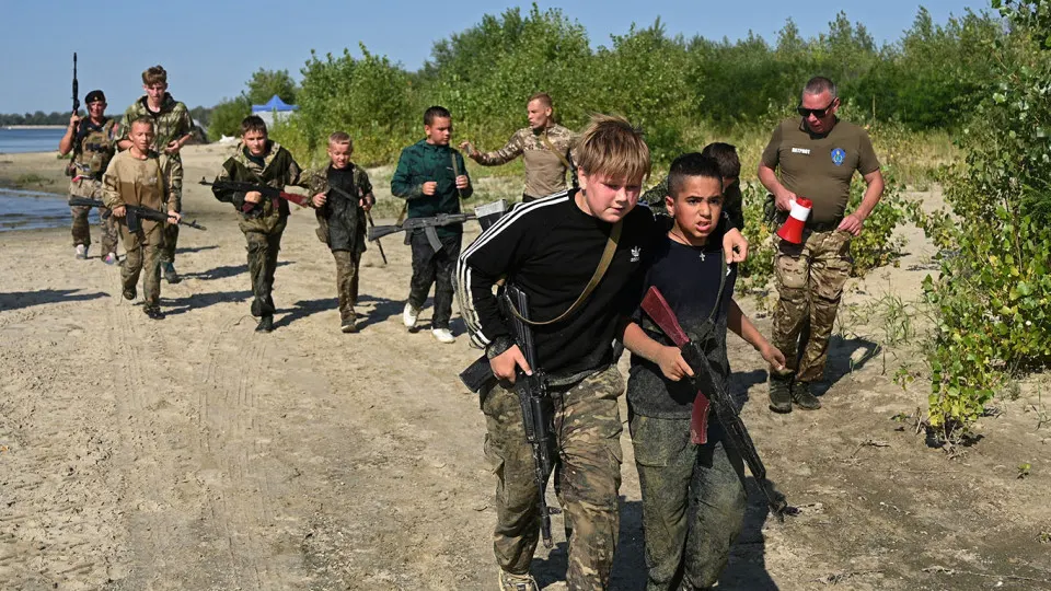 Курс начальной военной подготовки в российских школах расширят: школьники изучат основы безопасности, строевую подготовку и обращение с беспилотниками.