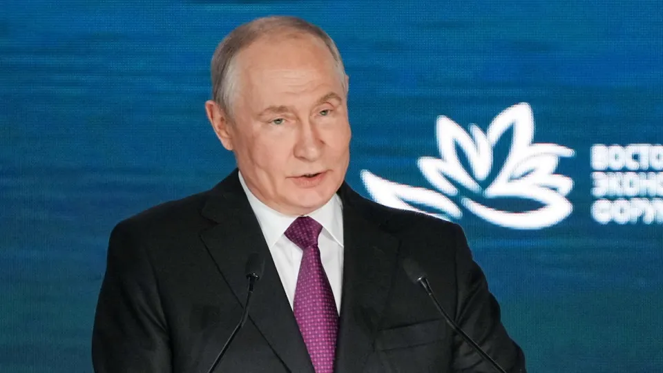На Восточном экономическом форуме президент заявил о необходимости подготовки к дефициту бензина и призвал к усилению противовоздушной обороны в ответ на атаки на нефтеперерабатывающие заводы.