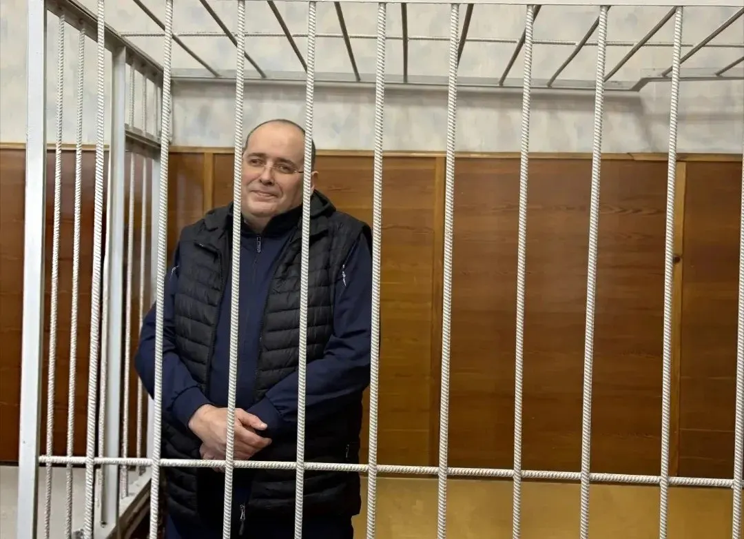 Суд вынес наказание за получение взятки в особо крупном размере: 9 лет колонии строгого режима, штраф 8 820 000 рублей. С учетом предыдущего приговора общий срок составит 14 лет, штраф — около 17 миллионов рублей.