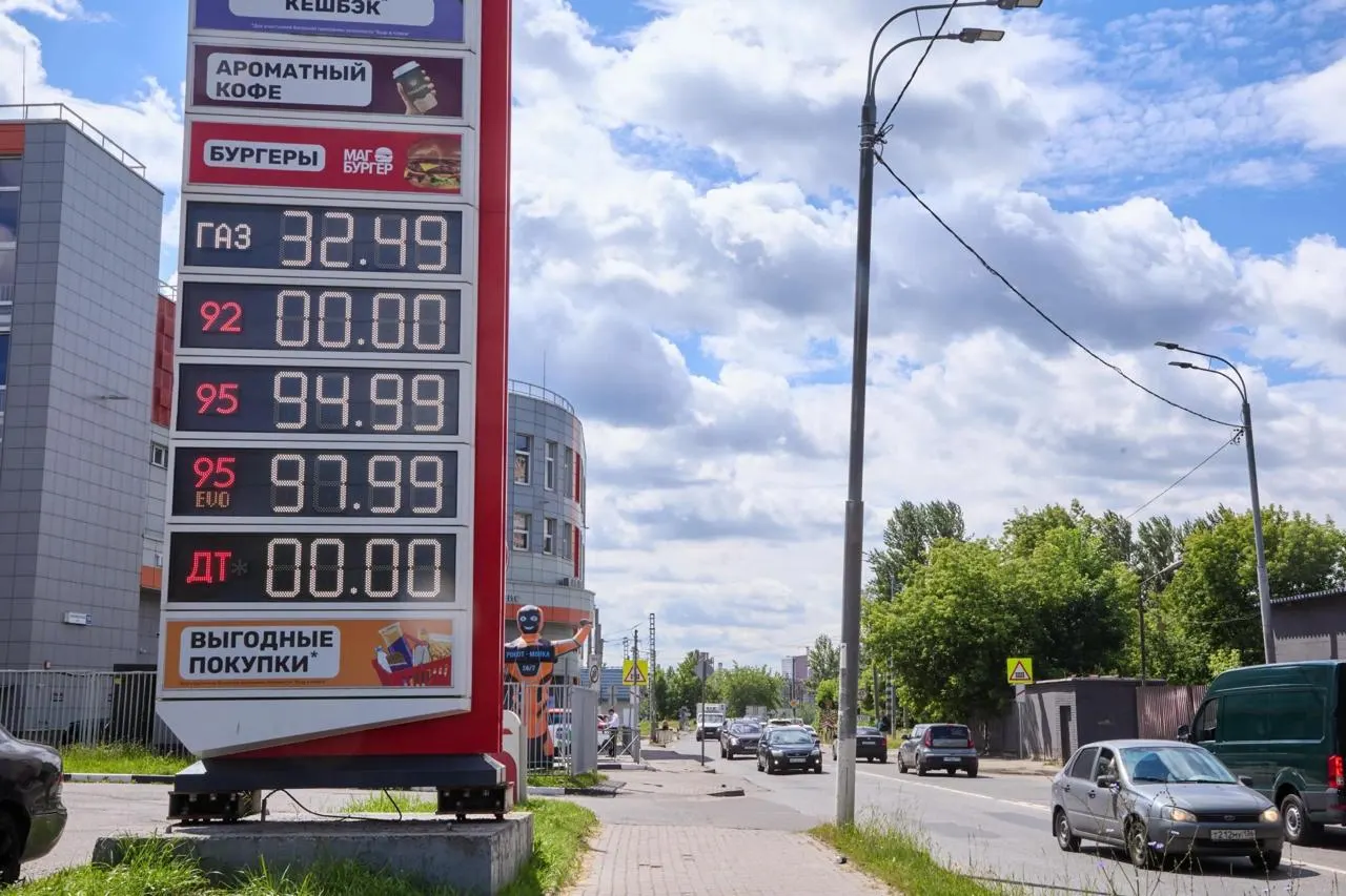 Федеральная антимонопольная служба зафиксировала рост цен на топливо в России и сообщила о количестве возбуждаемых дел и предупреждений, приведя региональные примеры.