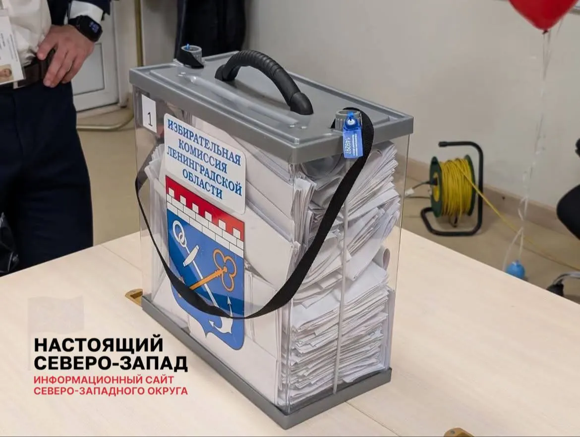 Наблюдатели зафиксировали переносные урны для голосования на дому, включая пенсионеров и лиц с инвалидностью; бюллетени расположены необычно ровно, что вызывает вопросы к организации голосования.