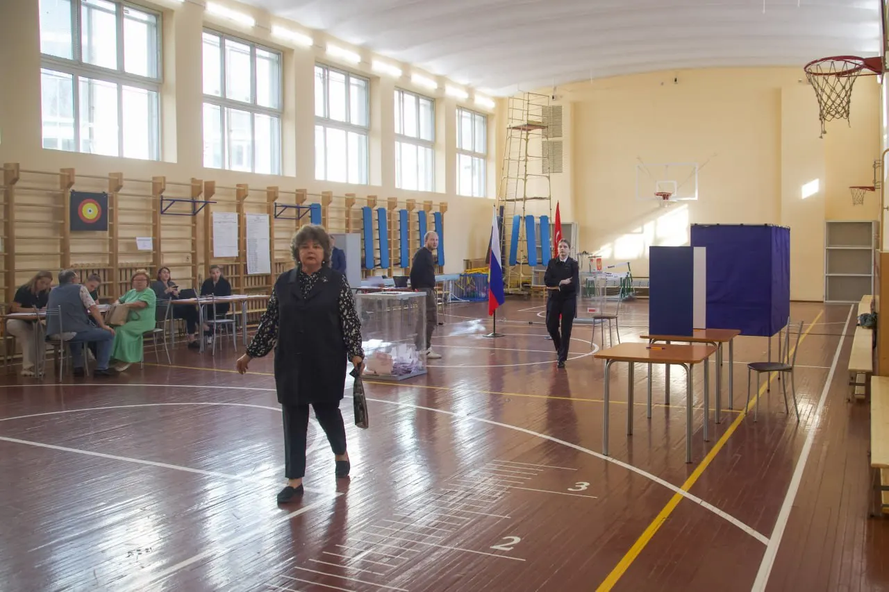 Сотрудники музеев, школ и медицинских учреждений Петербурга якобы принуждают к участию в выборах в первый день голосования, собирают отчёты и требуют явки.