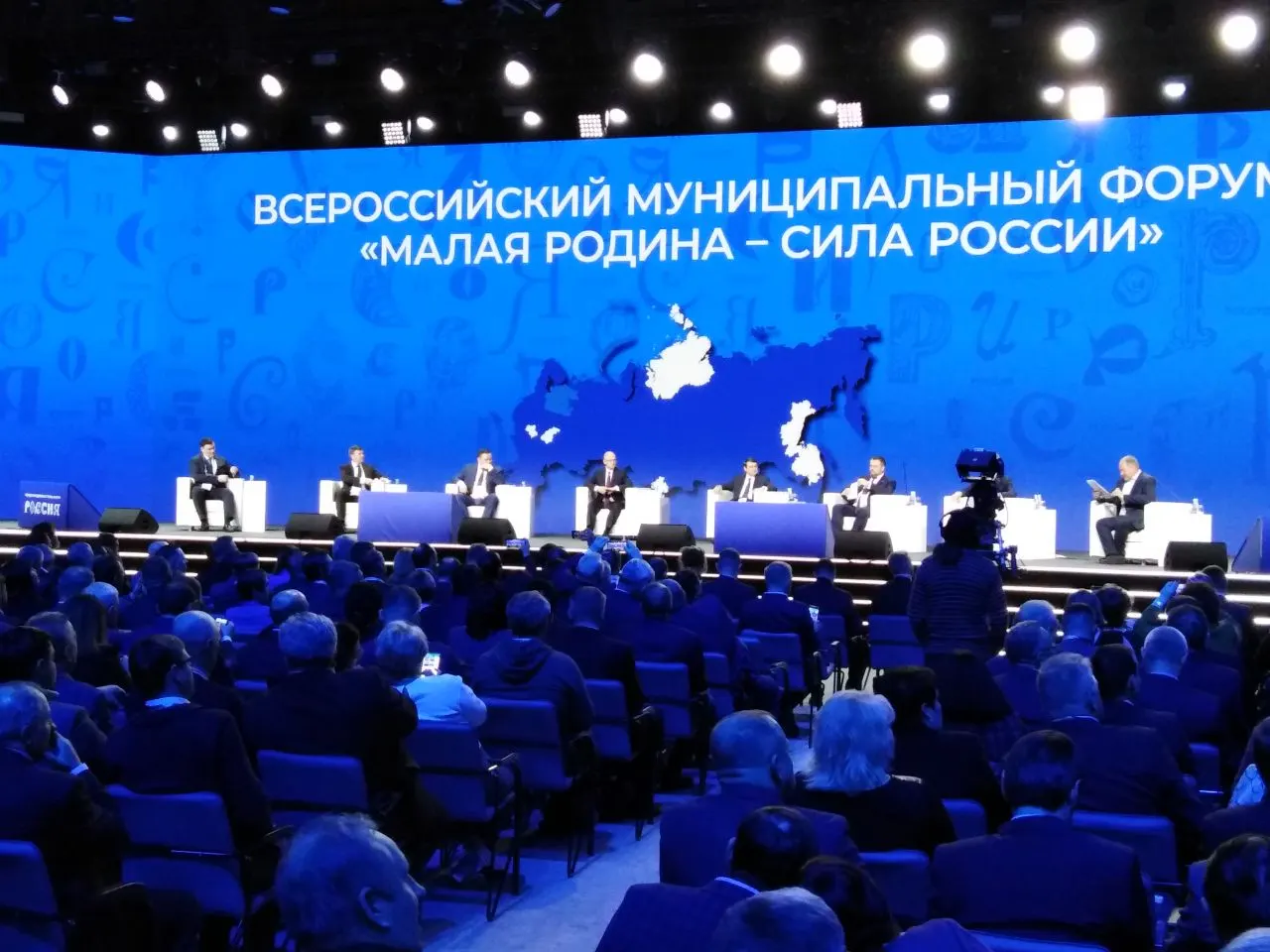 Указ закрепляет ежегодное проведение форума местного сообщества и церемонию вручения премии «Служение», возложив ответственность за организацию на Сергея Кириенко.