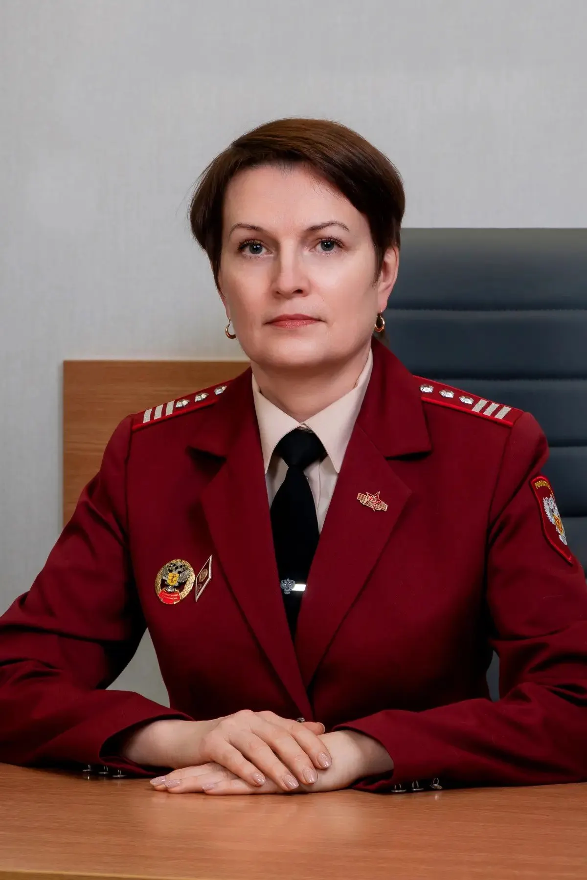 Новое назначение в региональном управлении Роспотребнадзора: Калинина получила должность после ухода предшественника по достижении предельного возраста; у неё богатый опыт работы в санитарной службе.