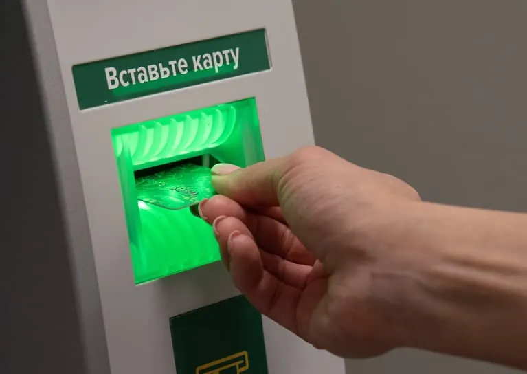 Новые поправки позволят блокировать операции по частичному совпадению данных клиента с данными лиц из перечня, чьи средства подлежат заморозке.