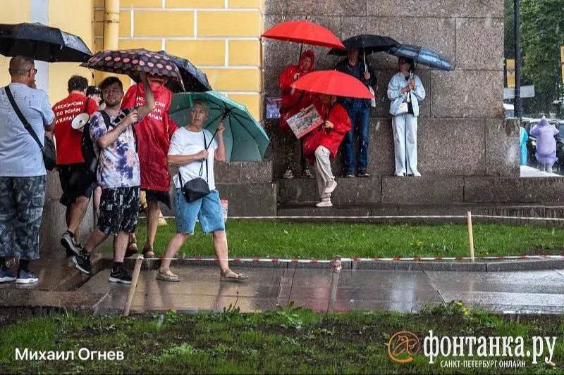 Прогноз обещает сильные осадки и риск: в городе действует «Жёлтый» уровень опасности с 6:00 до 19:00, температура +17…+19°C, ветер умеренный; предупреждения в Ленинградской области начнутся вечером.