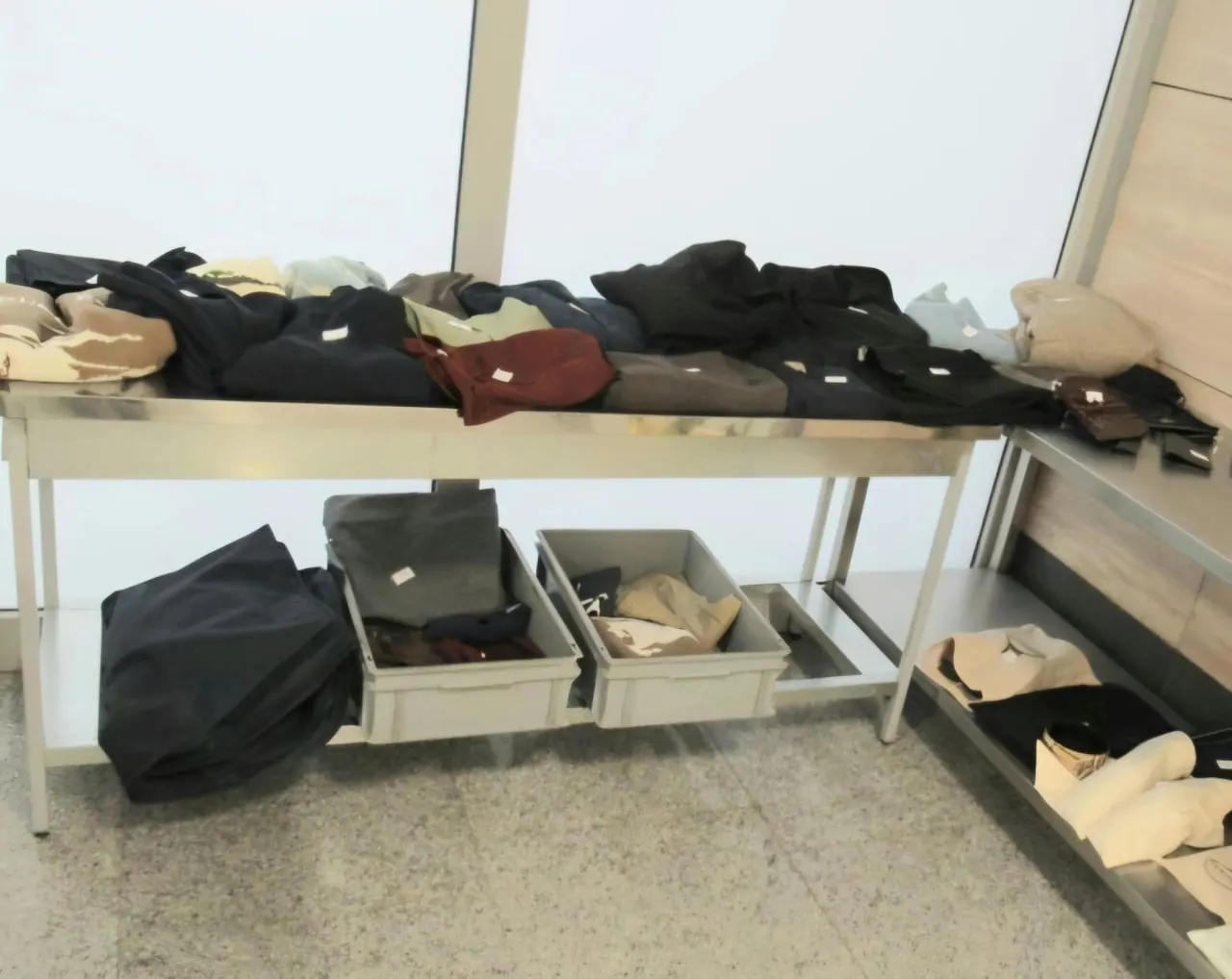 Петербуржец пытался ввезти брендовую одежду и обувь на 3 млн рублей через Пулково; в багаже нашли 42 предмета люксовых брендов. Мужчина утверждал, что купил вещи для себя и не знал о требовании декларации.