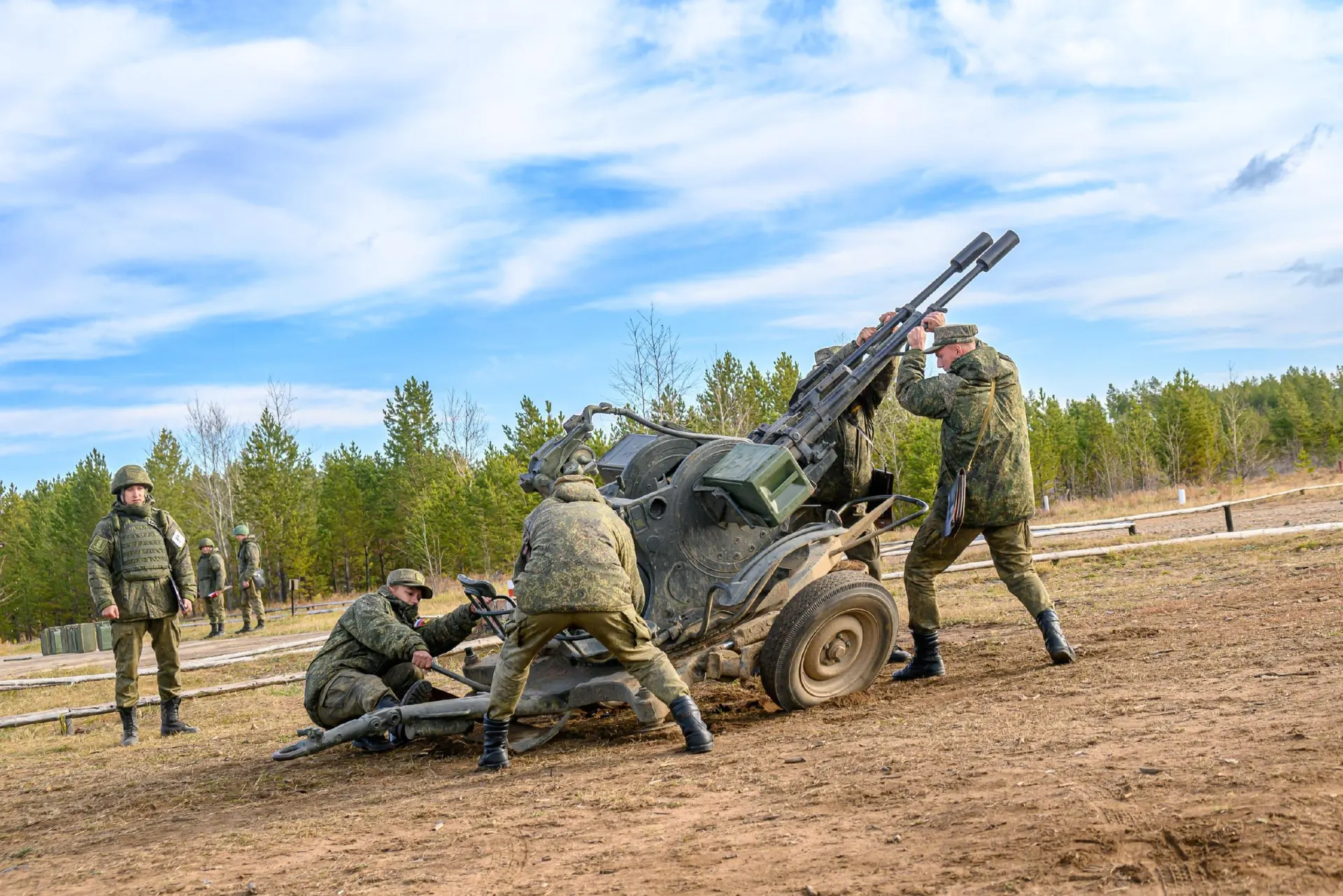 Число военнослужащих увеличится на 15,5 тысячи.