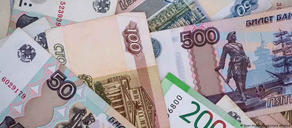 Летом 2026 года курс доллара приблизился к 86 рублям, евро — около 100. Аналитики считают, что давление на валюту может сохраниться из-за факторов на мировых рынках и спроса на импорт.