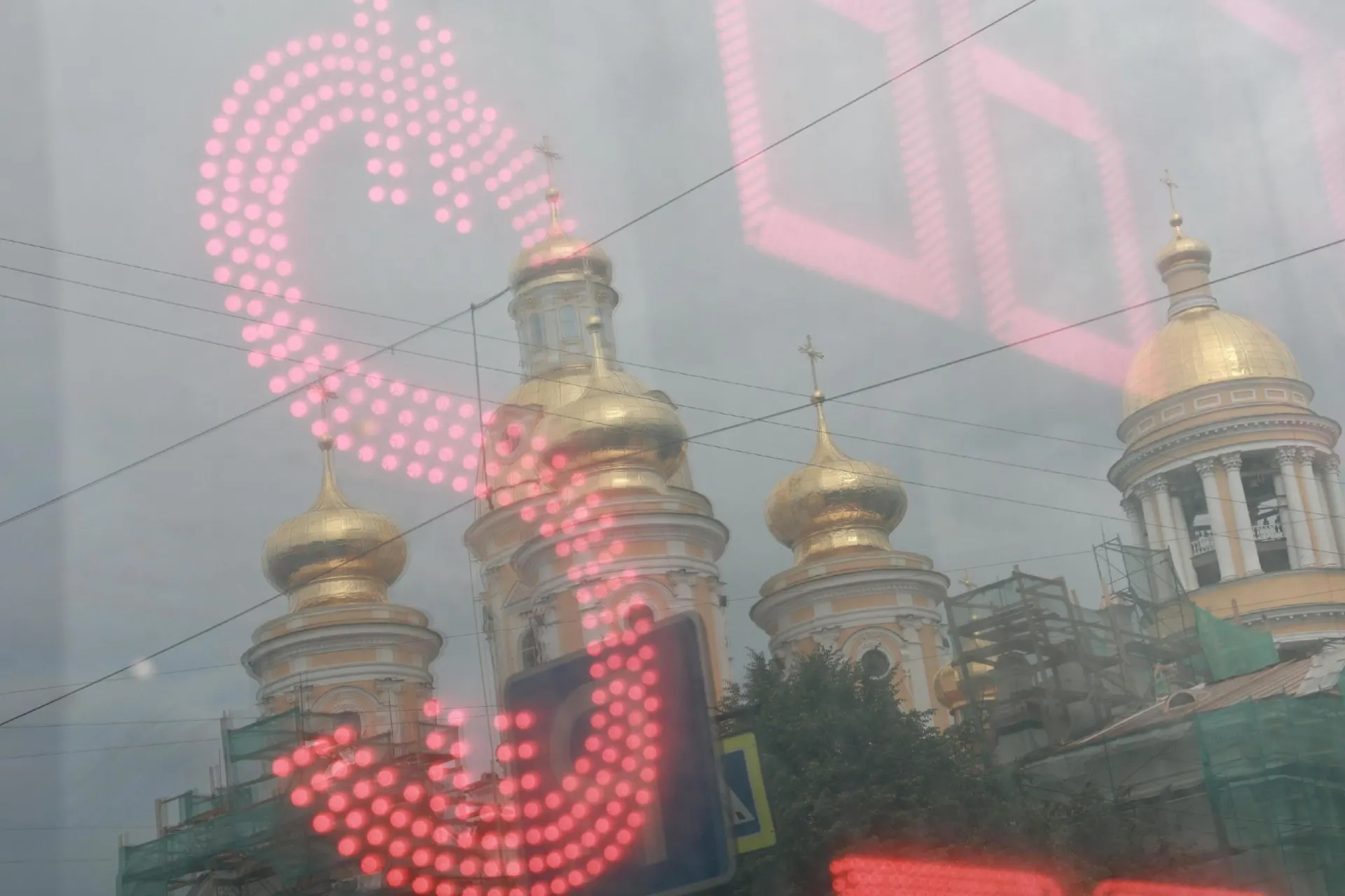 За лето рубль ослаб примерно на четверть по отношению к доллару; эксперты оценивают возможные сценарии развития курса.