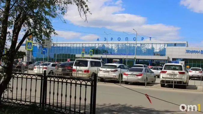 Утром в омском аэропорту произошли изменения в расписании: отменён рейс в Санкт-Петербург и задержаны несколько рейсов в направлении Сочи; часть утренних рейсов уже отправились в Москву.