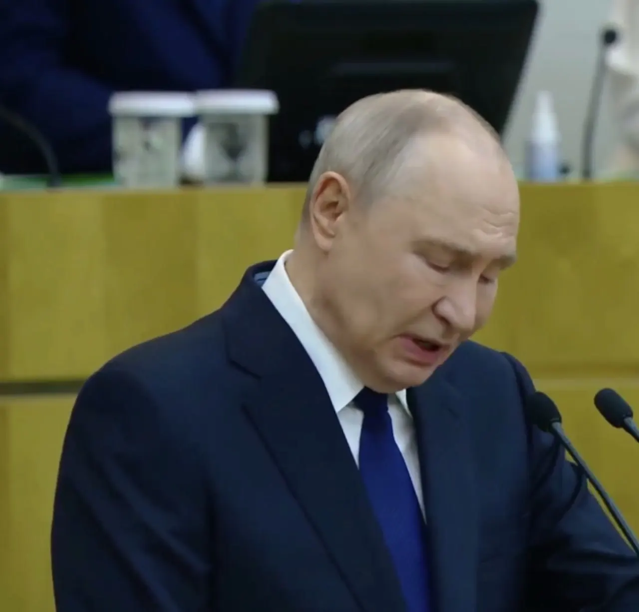 Глава государства отметил уверенность финансовой системы, подчеркнул суверенитет и призвал депутатов поддержать военных и их семьи, а также отметил результаты выборов.