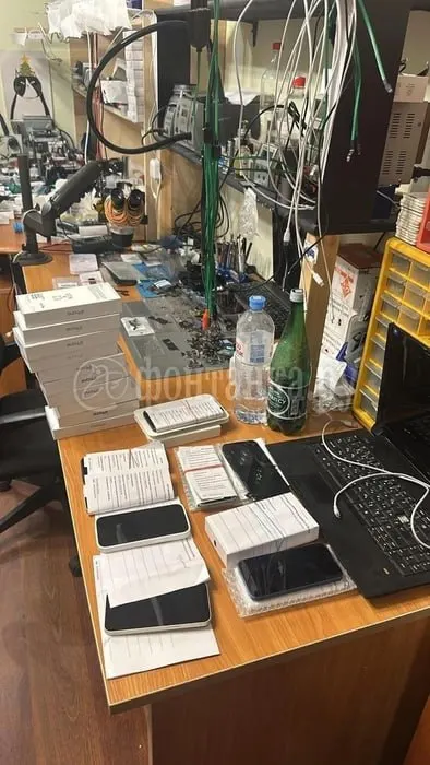Полицейские выявили схему продажи смартфонов, собранных из неоригинальных деталей, выдававшихся за новые; в ходе обыска обнаружена тайная комната, замаскированная под адвокатский кабинет. Изъято свыше 350 устройств и комплектующих.