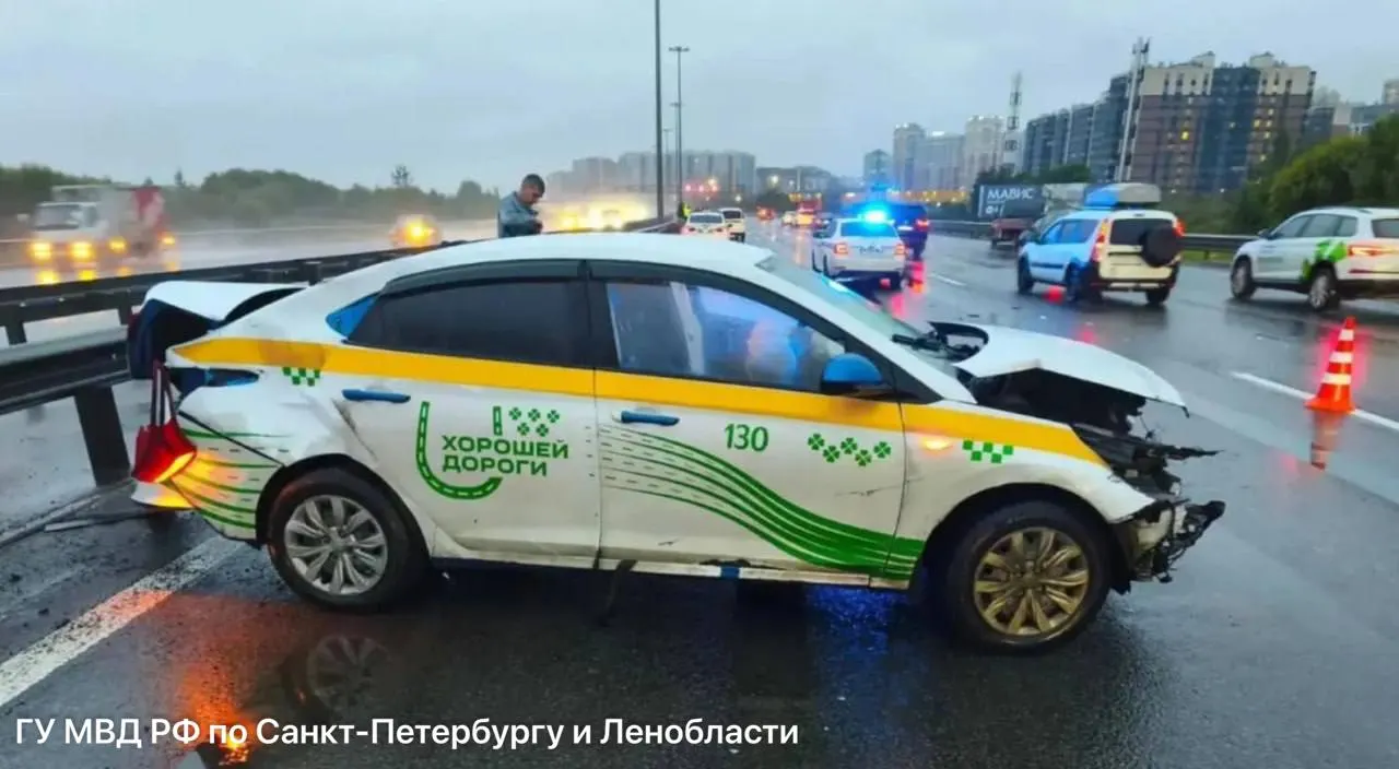 47-летний водитель такси не справился с управлением на 49-м километре КАД; пассажир пострадал и оказался под ударом, движение на участке затруднено на восемь километров.