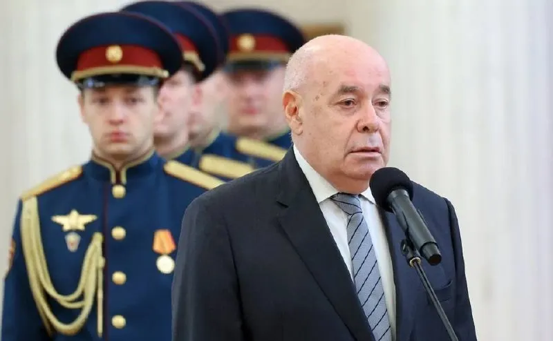 На торжественной церемонии во дворце наградили ведущих культурных деятелей, включая государственного представителя по международному культурному сотрудничеству и зарубежного режиссера.