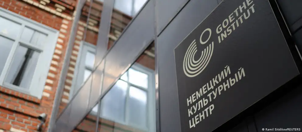 Статья рассматривает прекращение деятельности немецкоязычного культурного центра в России и его влияние на образовательные проекты, культурный диалог и связи между людьми по регионам страны, через истории участников программы языковых ассистентов.