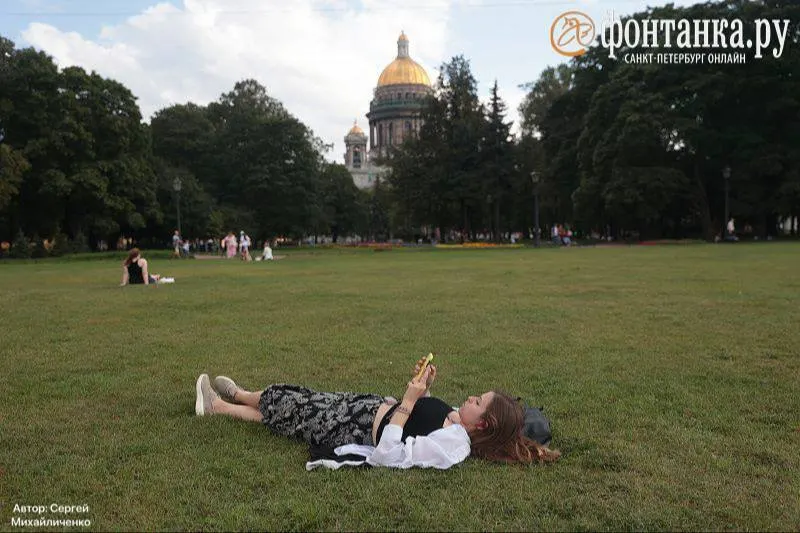 По всей стране зафиксировано самое тёплое лето в истории, тогда как в Санкт-Петербурге погода оказалась менее жаркой; данные показывают аномалии около +0,7° в Москве и +0,6° в Санкт-Петербурге.