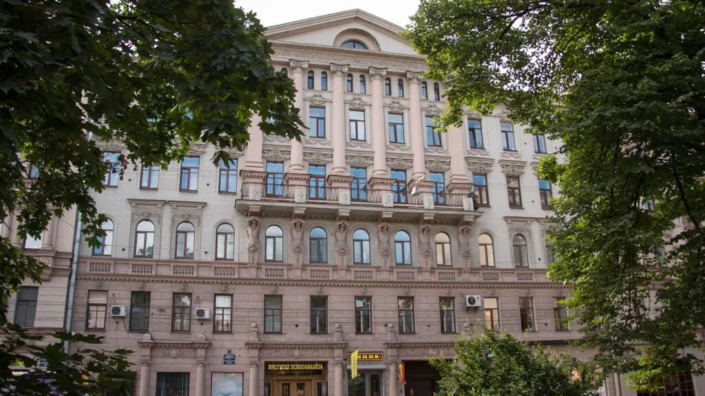 Судебное разбирательство по спору об имуществе затягивает процесс выселения Института психоанализа; вуз остается в здании по адресу Большой проспект П.С., 18.