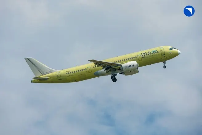 Первые восемь самолётов МС-21 будут поставлены в четвертом квартале 2027 года, ещё десять — в 2028 году. Подготовка пилотов, бортпроводников и инженеров стартует в следующем году.