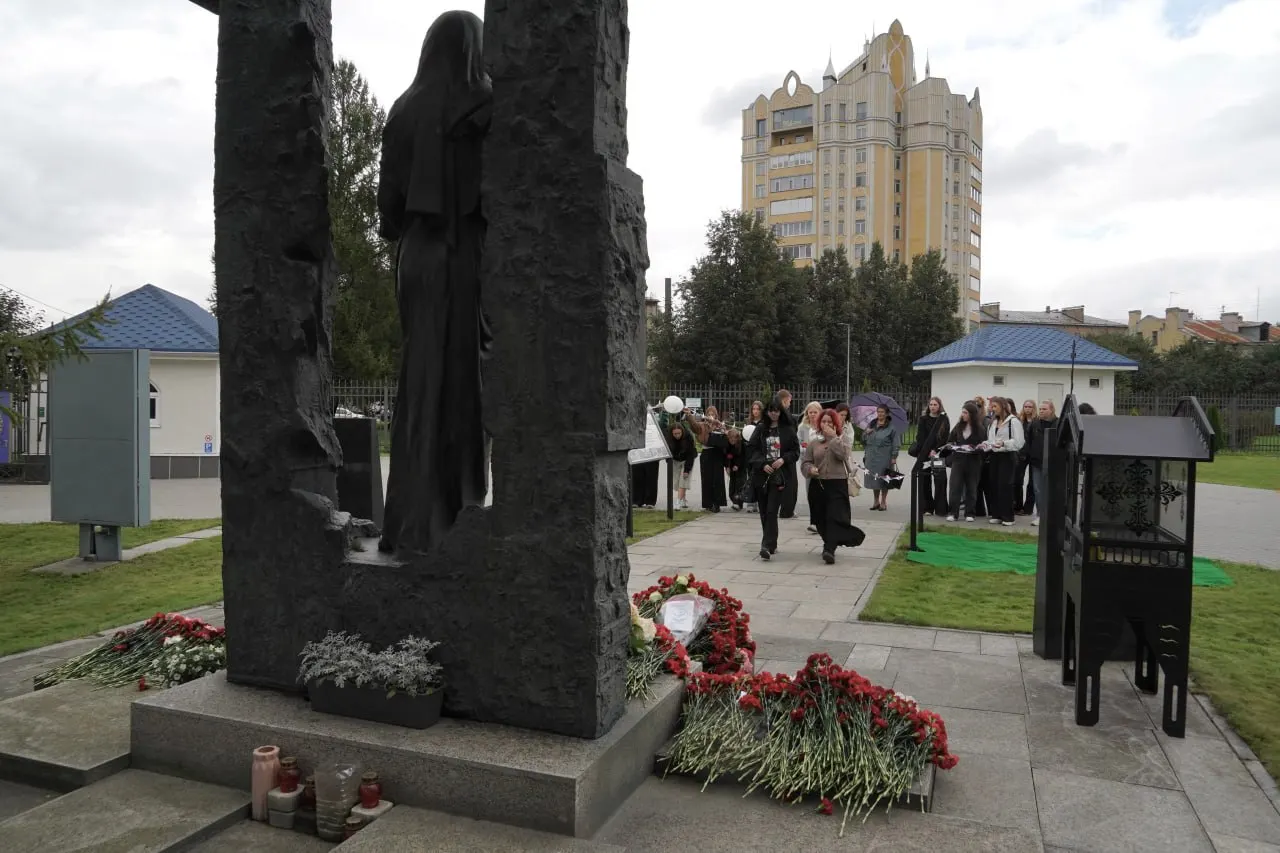 У памятника «Дети Беслана» в Санкт-Петербурге прошла памятная церемония: горожане возложили цветы и бумажные журавлики; в мероприятии участвовали школьники, курсанты и госслужащие.