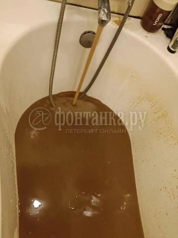 Горячая вода цвета капучино появилась на Галерной улице в рамках подготовки к отопительному сезону; специалисты переключают вводы и обещают скорую нормализацию ситуации.