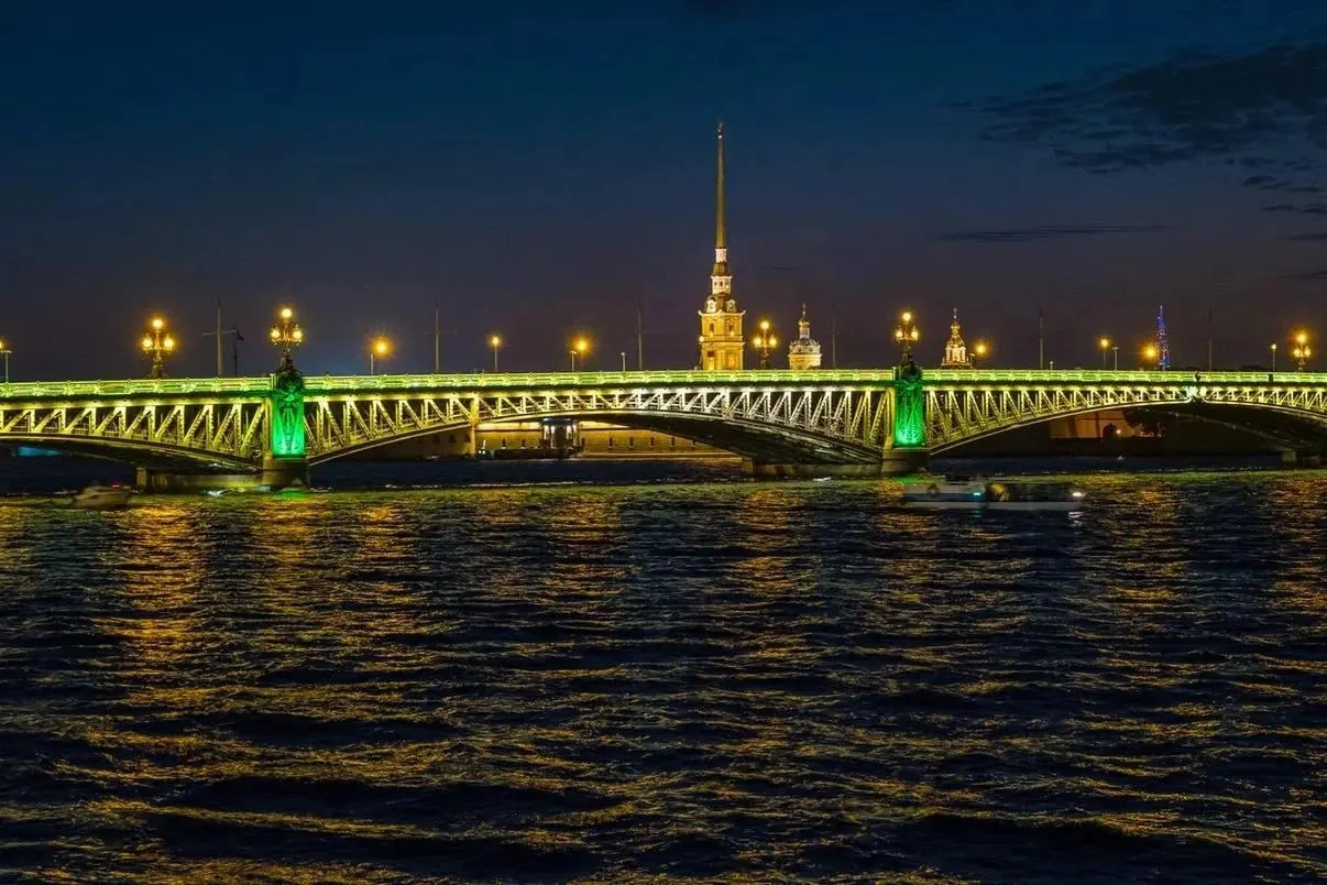 Дворцовый, Троицкий и мост Бетанкура будут подсвечены в оливково-зелёных цветах с 20:00 8 сентября до 5:45 9 сентября; на городских зданиях появятся световые проекции до 10 сентября на десяти адресах.