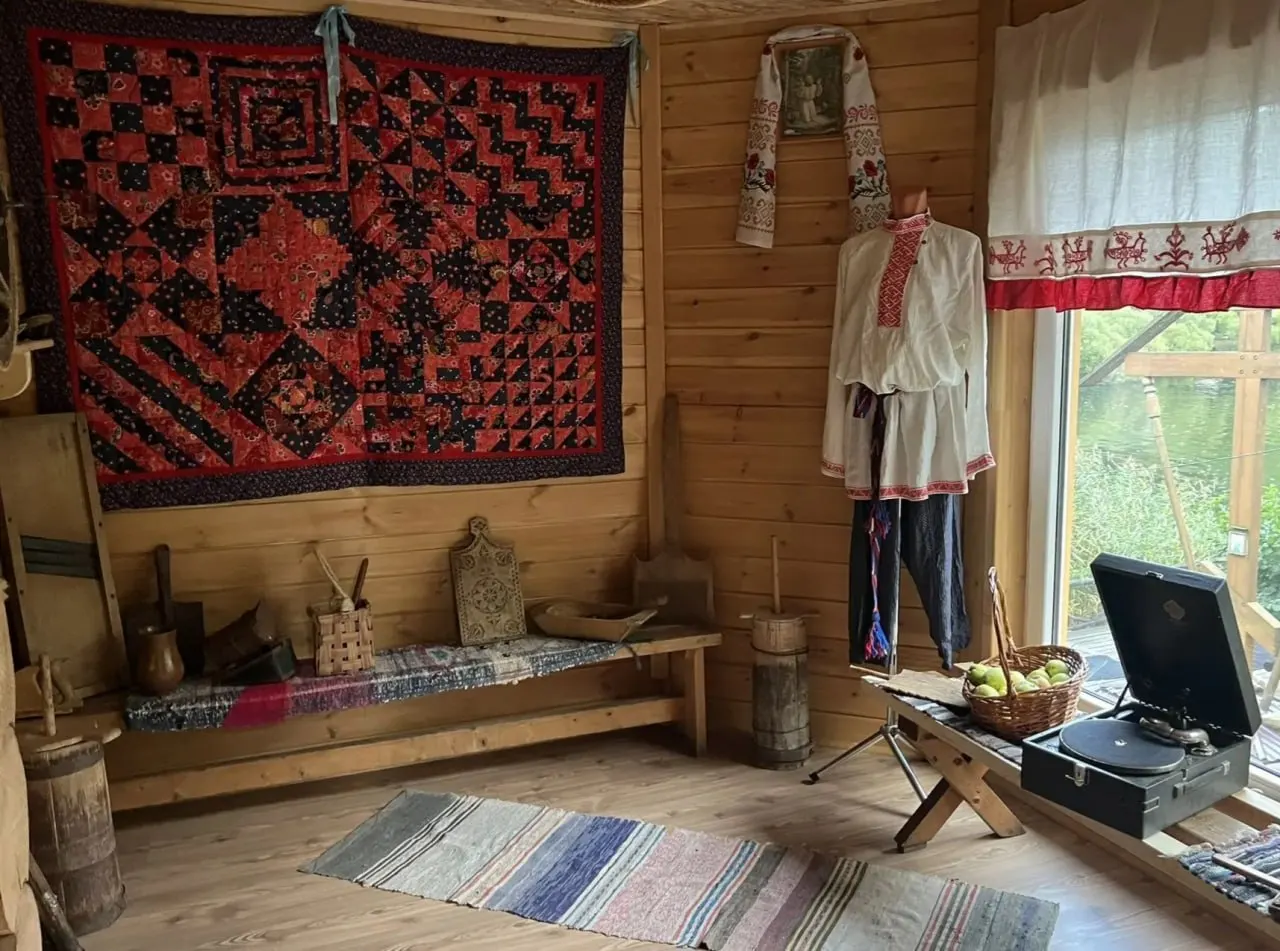 Центр площадью около 200 кв. м предлагает патриотические, спортивные и культурные мероприятия, мастер-классы и экспозицию национальных костюмов финно-угорских народов.