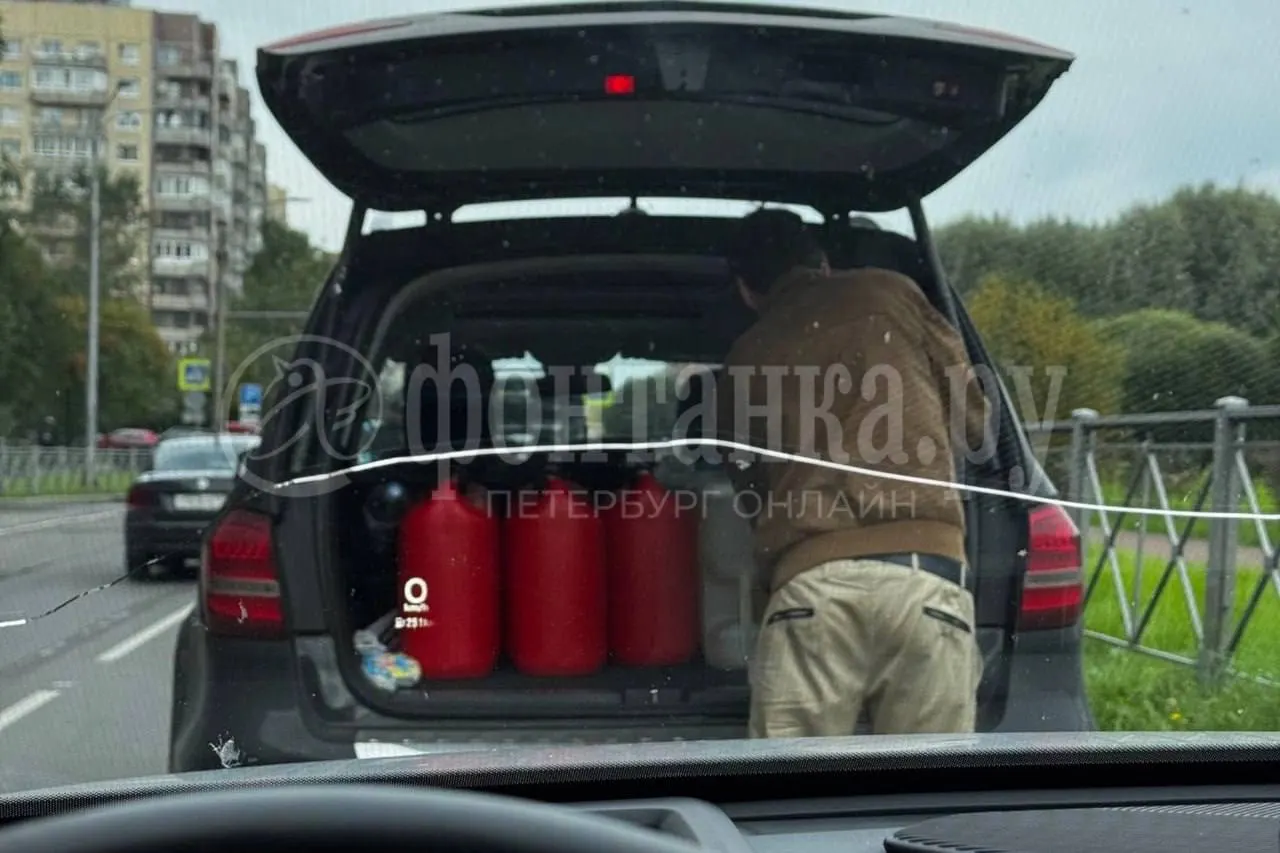 Бензин продают прямо в&nbsp;очереди на&nbsp;заправке: цены достигают 120&nbsp;рублей за&nbsp;литр, доставка&nbsp;— 150&nbsp;рублей