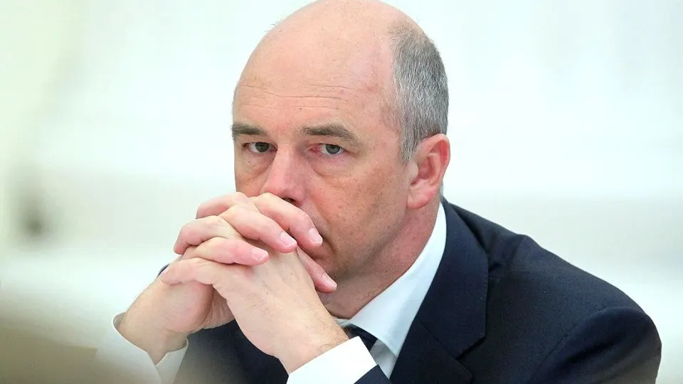 Дефицит бюджета России в 2026 году, по прогнозам, достигнет около 3% ВВП, что выше первоначальных ожиданий. Власти обсуждают дополнительные источники финансирования, а аналитики отмечают значительную дыру в казне и давление военного бюджета.