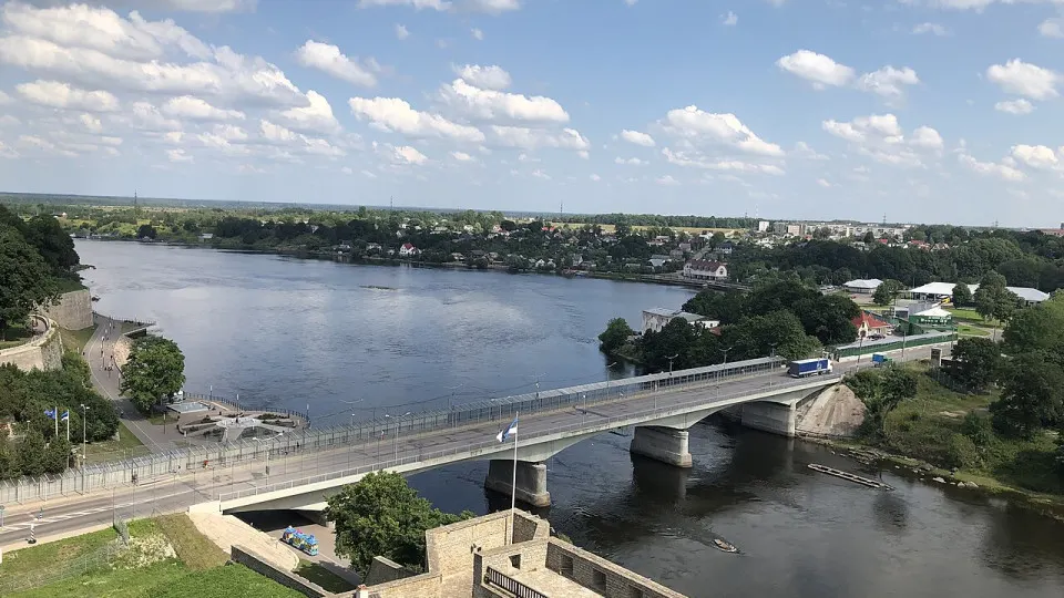 У границы Ленинградской области с Эстонией введён комендантский час; ограничения действуют до 26 сентября и касаются передвижения, охоты и обращения с оружием, чтобы предотвратить нарушения границы и нелегальную миграцию.