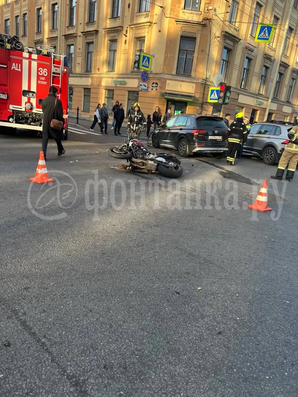 На перекрёстке Малого проспекта и 9-й линии Васильевского острова произошло ДТП с участием мотоциклиста. Очевидцы сообщают о падении водителя; на месте работают скорая помощь и пожарные, обстоятельства уточняются.