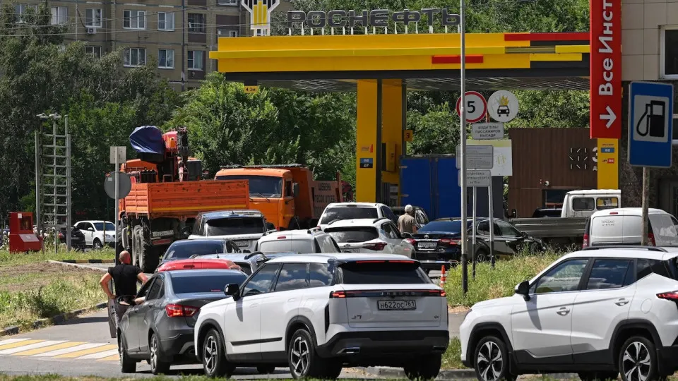 Близлежащие к Москве регионы сталкиваются с перебоями в поставках топлива и ростом очередей на заправках после ударов по НПЗ, снабжающим столичный регион.