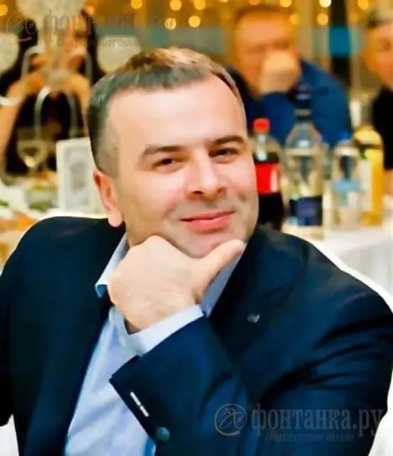 По данным следствия, задержанный обвиняется в мошенничестве с недвижимостью и попытке подбросить наркотики свидетелям; ранее был осужден за ложный донос и незаконный оборот оружия.
