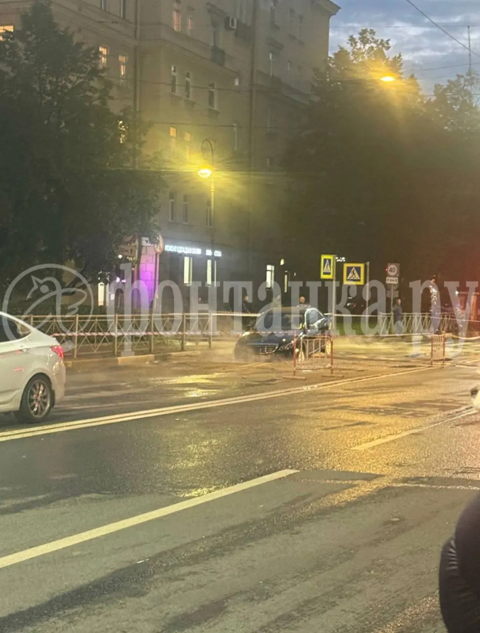 На месте аварии образуется пар и пробка; сотрудники устраняют последствия, движение ограничено.