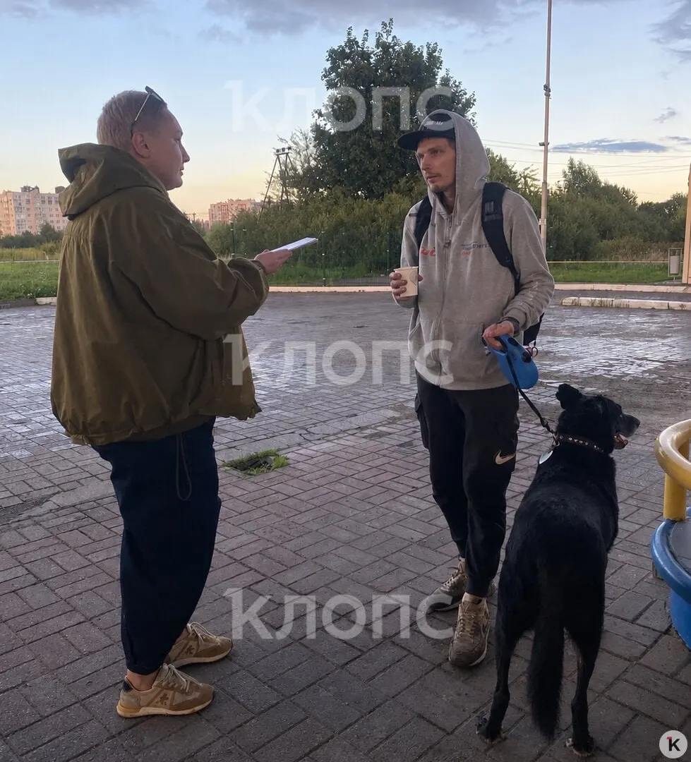 33-летний Максим из Санкт‑Петербурга стал бездомным после расставания и разместился в палатке возле Калининграда вместе с собакой Арнольдом. Сейчас он ищет работу, жильё и помощь с размещением питомца.