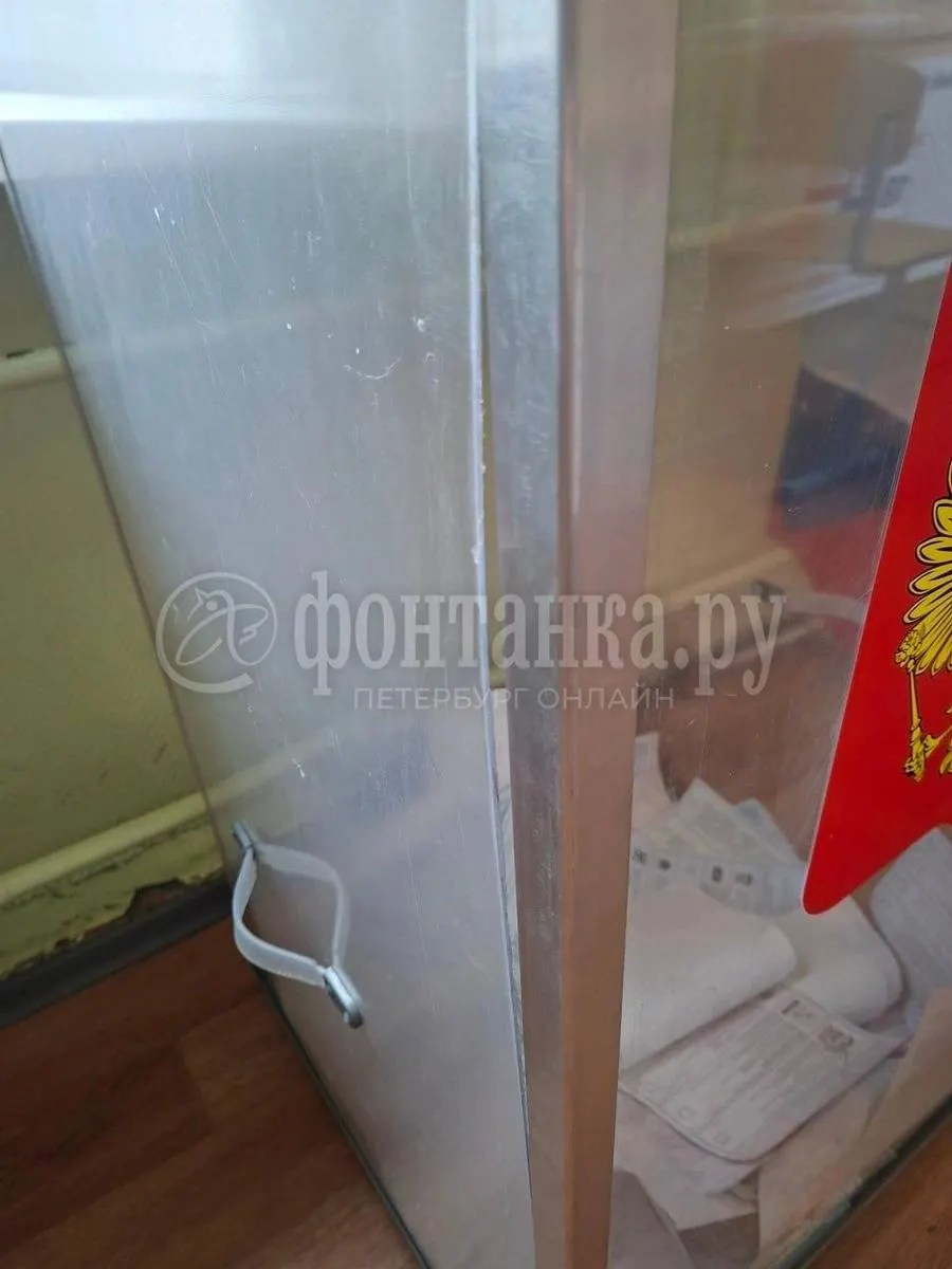 На участке №1325 в Московском районе Петербурга обнаружена щель в основной урне для бюллетеней; урна заклеена, новую планируют установить 20 сентября; наблюдатели отмечают проблемы с пломбами и хранением бюллетеней на других участках.