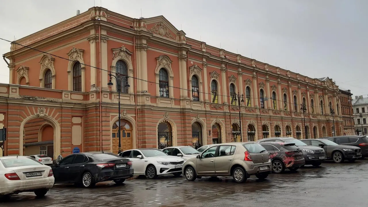 Петербург готовится к ярмарке современного искусства в здании бывшего Конюшенного музея. Мероприятие пройдет с 18 по 20 сентября и обещает встречи с известными деятелями искусства, а также диспуты и лекции.