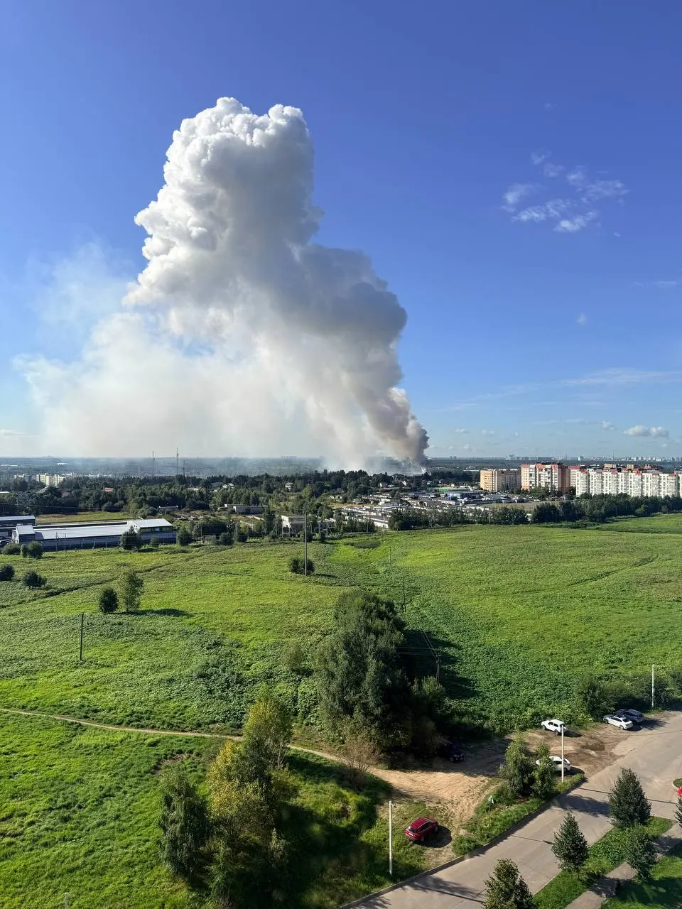 Громкий взрыв зафиксирован в районе Колтушей; позднее выяснилось, что инцидент произошёл на свалке в Янино и связан с газовым баллоном. Пострадавших нет.