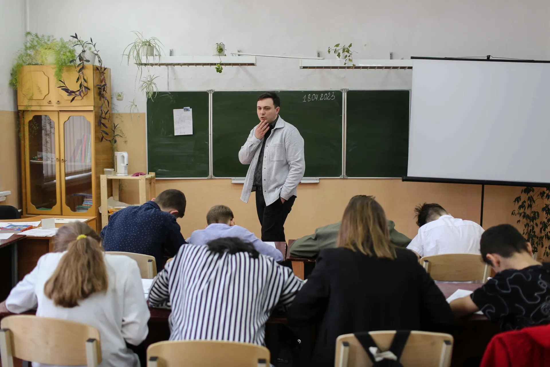 Министерство образования расширило учебную программу: введён дополнительный час истории, что влияет на общую нагрузку учащихся не повсеместно.