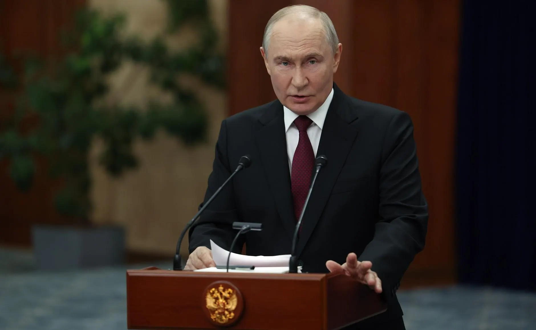 Путин ответил на вопросы журналистов о призыве, внешней политике и ситуации в Петербурге во время пресс-конференции.