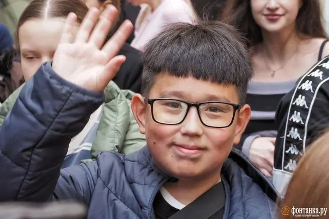 12-летний Ислам начал снимать, как кормит котиков во дворе, и история его семьи стала примером внимания соседей и поддержки детской инициативы.