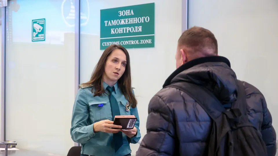 Президент подписал указ, усиливающий контроль над вывозом драгоценного металла и денежных средств за пределы страны, с расширенными требованиями к документам и источникам средств.