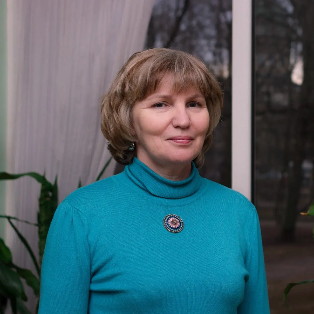 65-летнюю заведующую кафедрой всеобщей истории РГПУ им. Герцена уволили из-за старых фотографий сgraffити Навального и снимков акции «с фонариками», которые руководство восприняло как демонстрацию запрещённой символики.