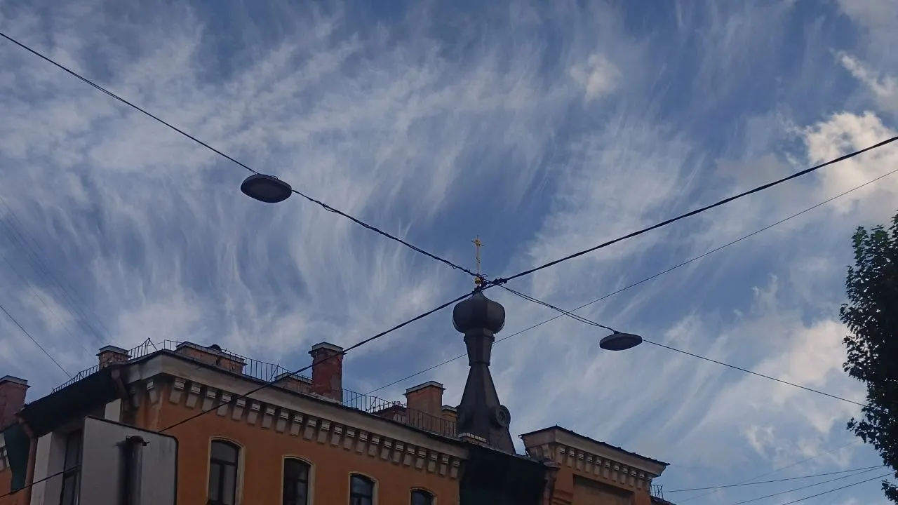 Итоги дня в городе: голосование завершено, очереди на участках стали короче, а в городе произошли заметные события — встреча близнецов, спецтехника на Марсовом поле и задержание подростка по делу поджога машин.