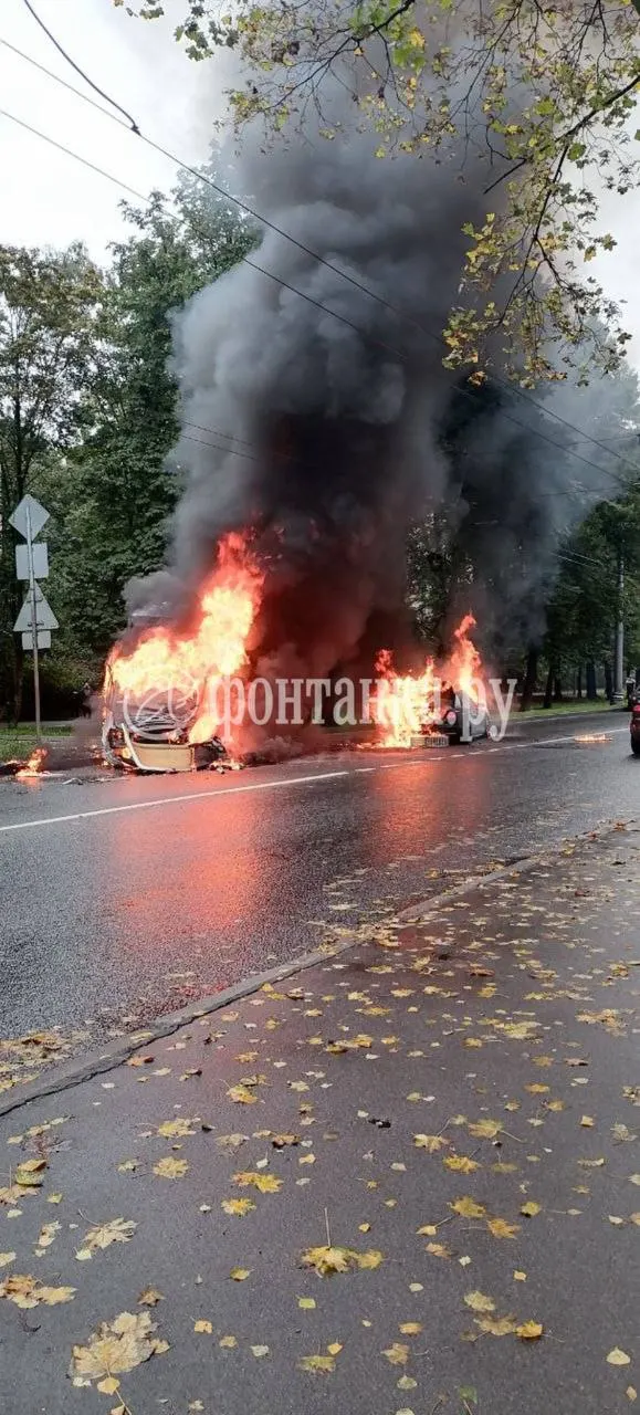 Свидетель сообщил о возгорании двух автомобилей на Институтском проспекте. На место прибыли экстренные службы; выясняются подробности.