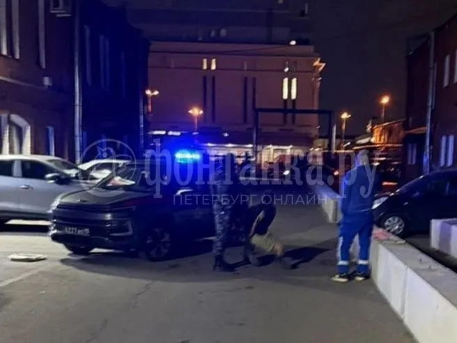 На Лиговском проспекте мужчина повредил скорую помощь; 27-летний житель Краснодарского края задержан и доставлен в отдел полиции.