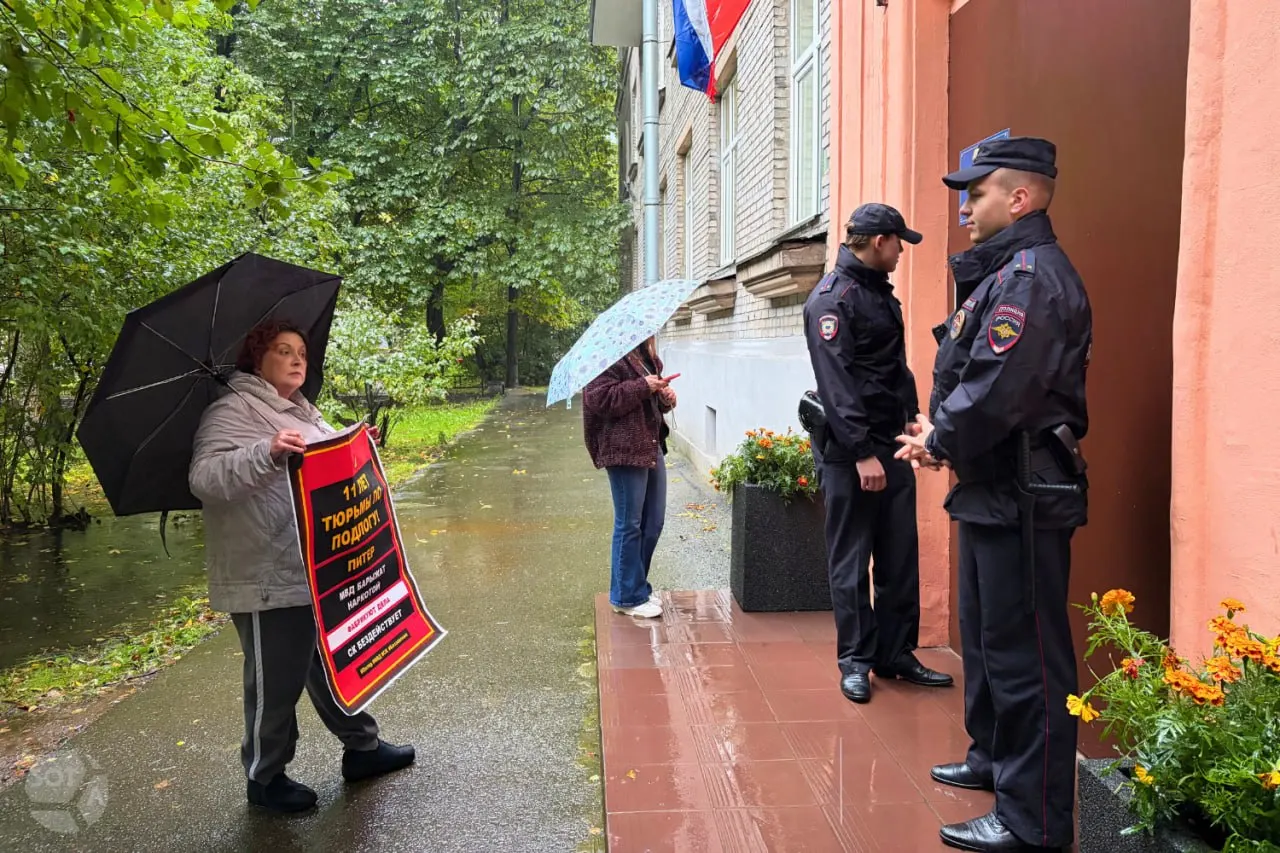Светлана Мавринская вышла с плакатом к зданию Главного следственного управления СК на Возрождения, 17, и заявила о возможных подписях в деле сына, потребовав проверки приговора.