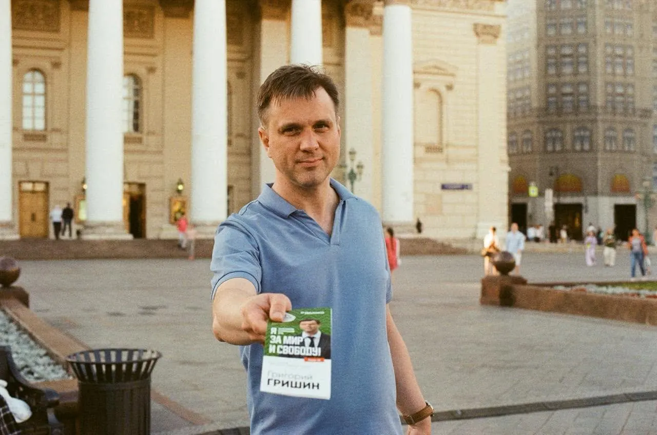 Григорий Гришин отпущен из отделения полиции по делу о демонстрации экстремистской символики; заседание суда назначено в ближайшие две недели.