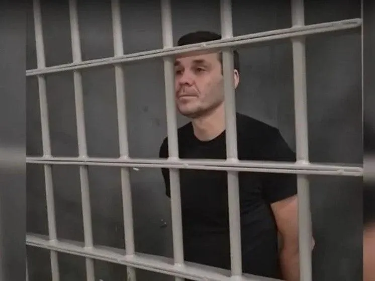 48-летний Максим Артемов получил 14 лет лишения свободы в колонии строгого режима за госизмену; дело связано с переводами средств военнослужащему ВСУ. Апелляционный суд подтвердил приговор.